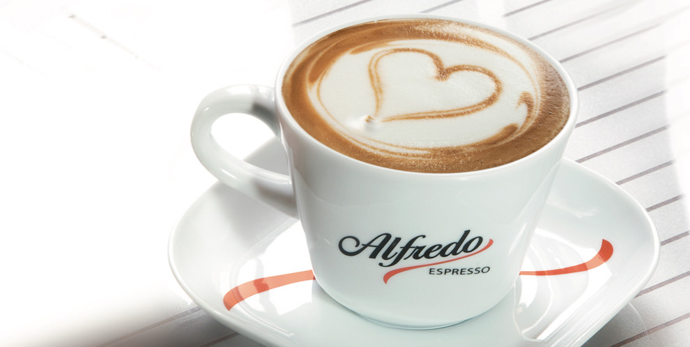 Alfredo Espresso - Kaffe mit Schaummotiv in weißer Tasse mit Logo